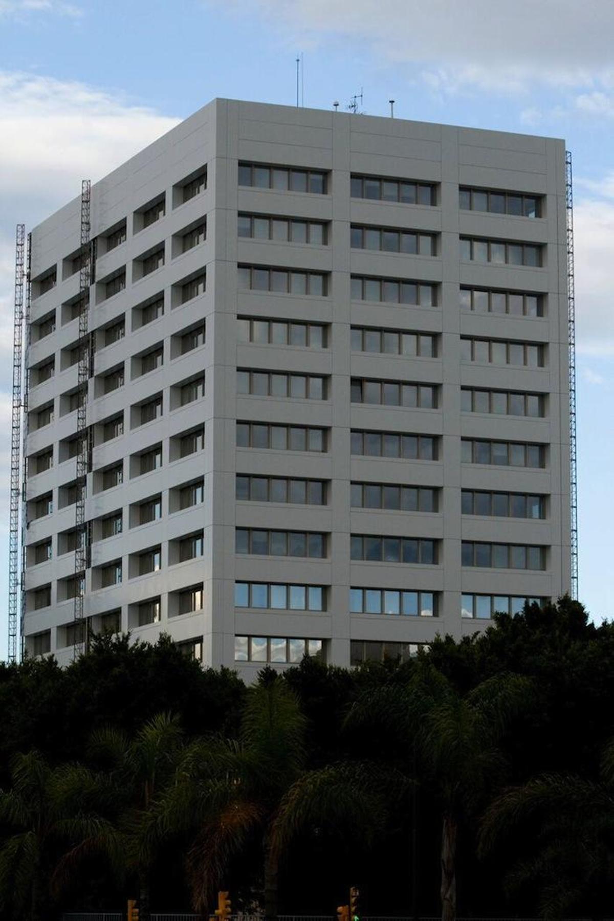 El Edificio Negro, ahora de blanco.