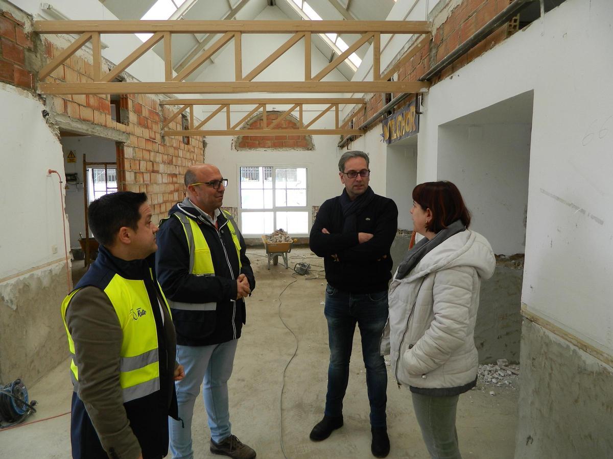 El alcalde y el concejal de Urbanismo junto al director y personal municipal en las obras de infantil del colegio Fuente del Moral.(4)