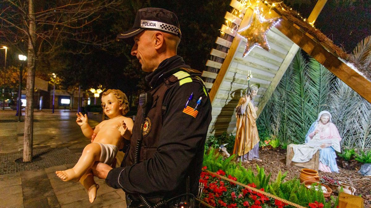 La Policía Local de Barberà del Vallès se lleva al niño Jesús del belén municipal a comisaría