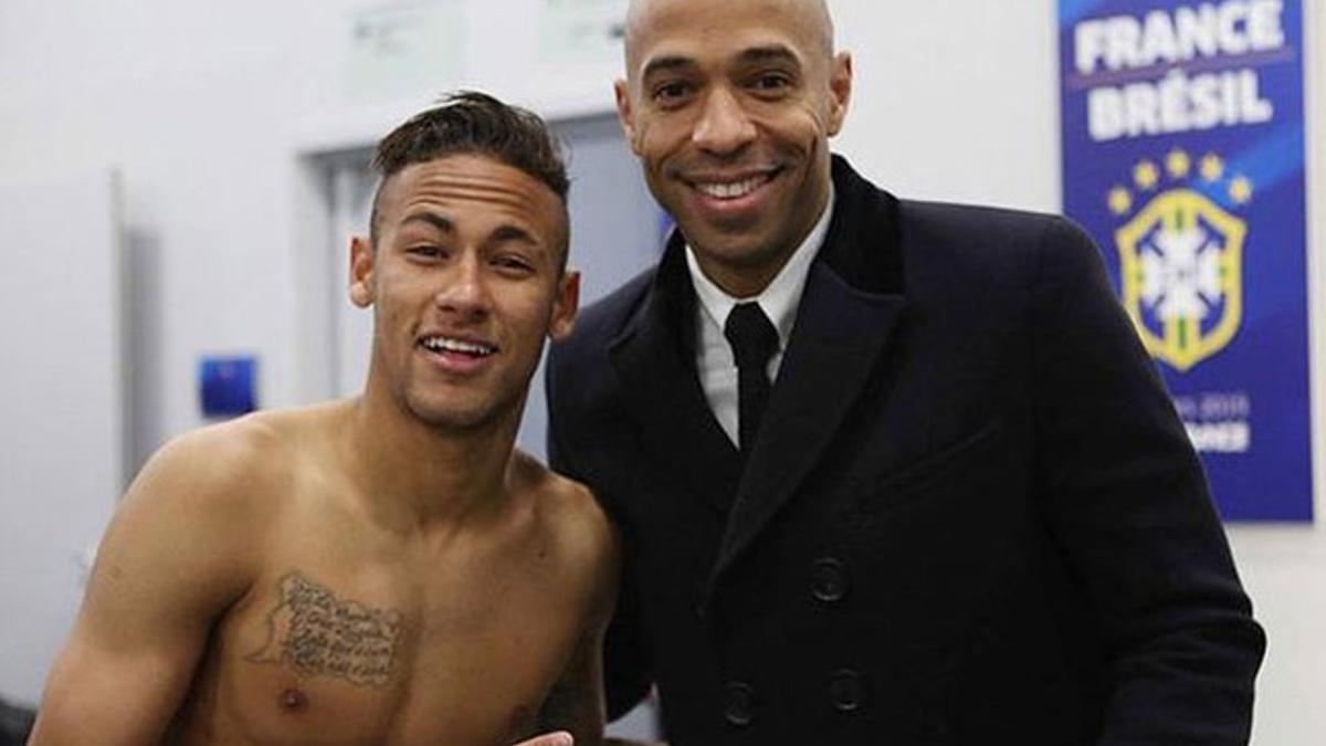 Neymar recibió la visita de Thierry Henry