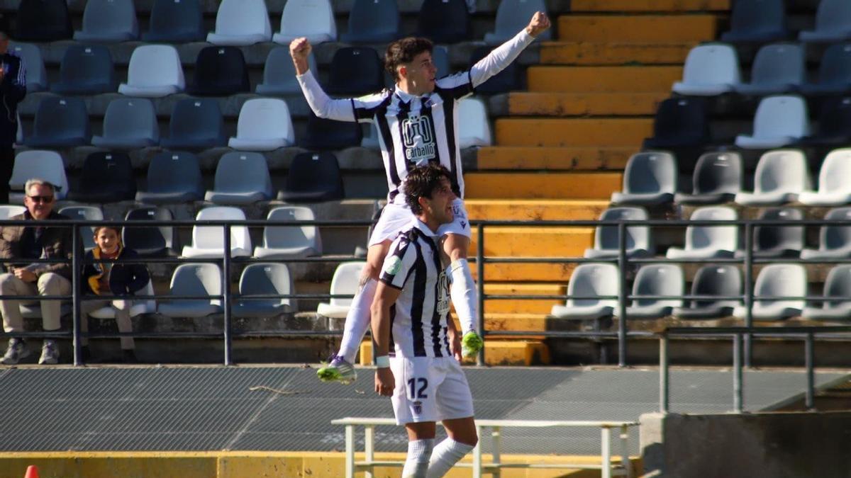 Pavón y Borja Domingo celebran la remontada ante el Jaraíz en liga.