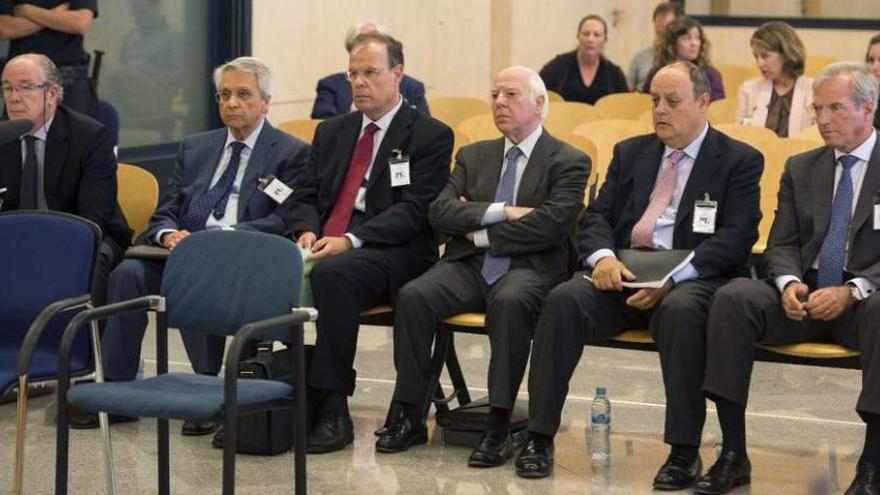 Los seis acusados en la sala de la Audiencia Nacional.