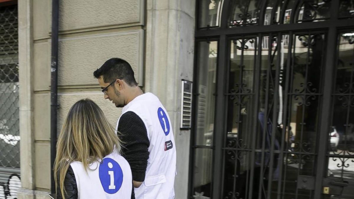 Dos inspectors busquen pisos turístics il·legals a Barcelona. | JOAN CORTADELLAS