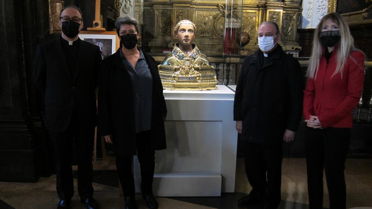 La directora de Patrimonio Cultural, con miembros del Cabildo y de la DGA, con el busto restaurado.