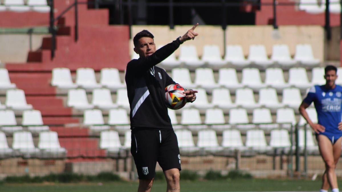 David Rocha da instrucciones en un entrenamiento del Mérida.