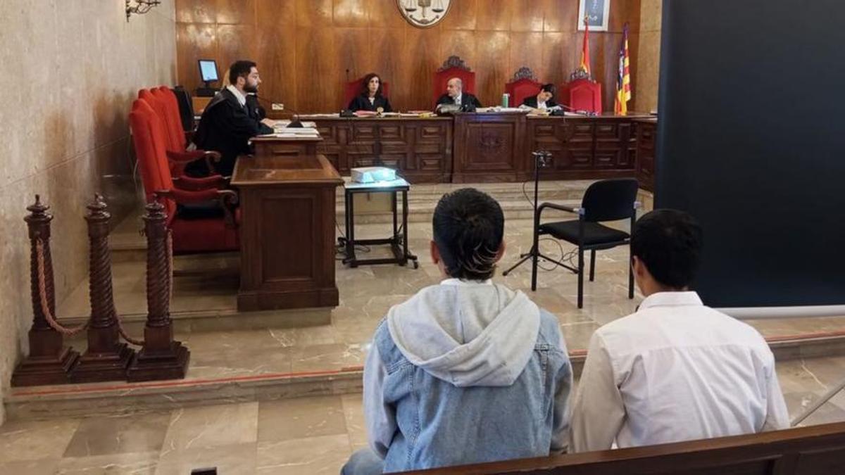 Los dos acusados, ayer durante el juicio en la Audiencia Provincial.