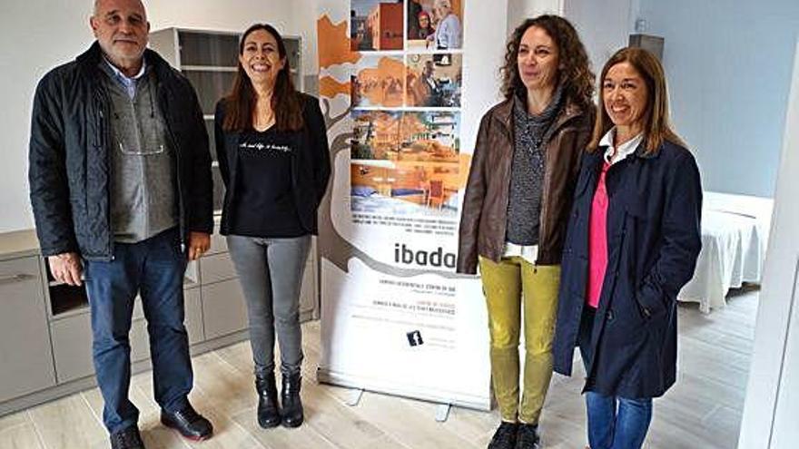 Josep Corrons, Alba Viñas, Maria Bosch i Susana Pastor, de la Fundació Ibada, ahir als pisos de Navarcles