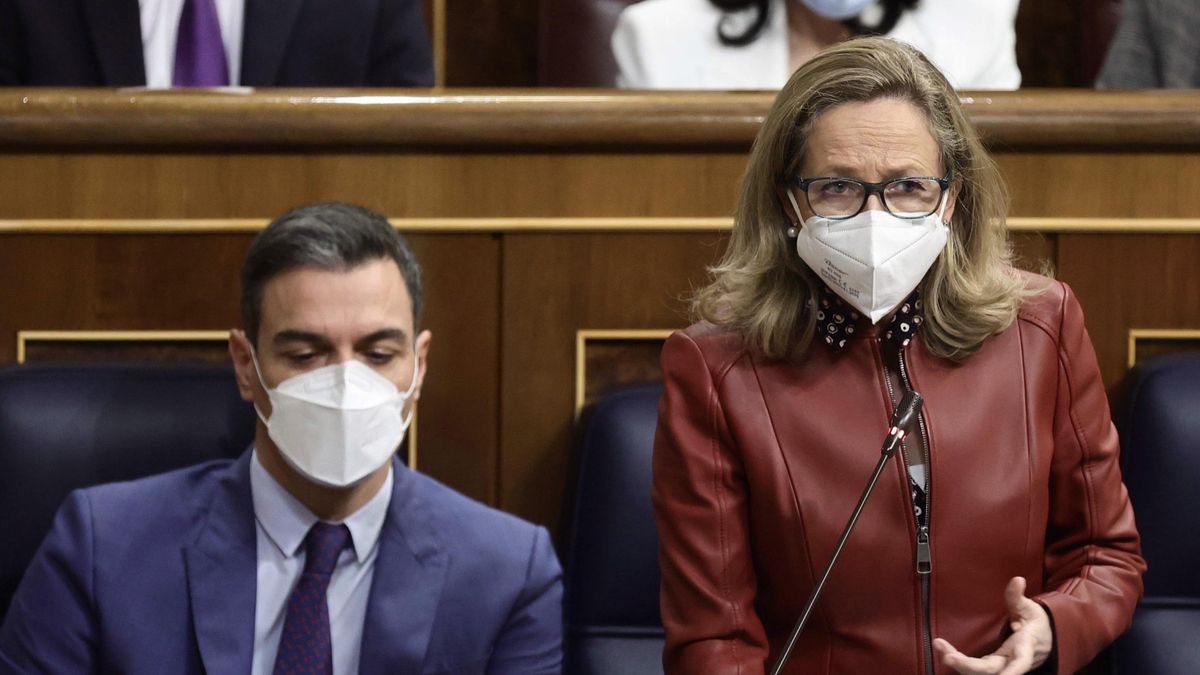 La vicepresidenta primera del Gobierno, Nadia Calviño, y el presidente del Gobierno, Pedro Sánchez.