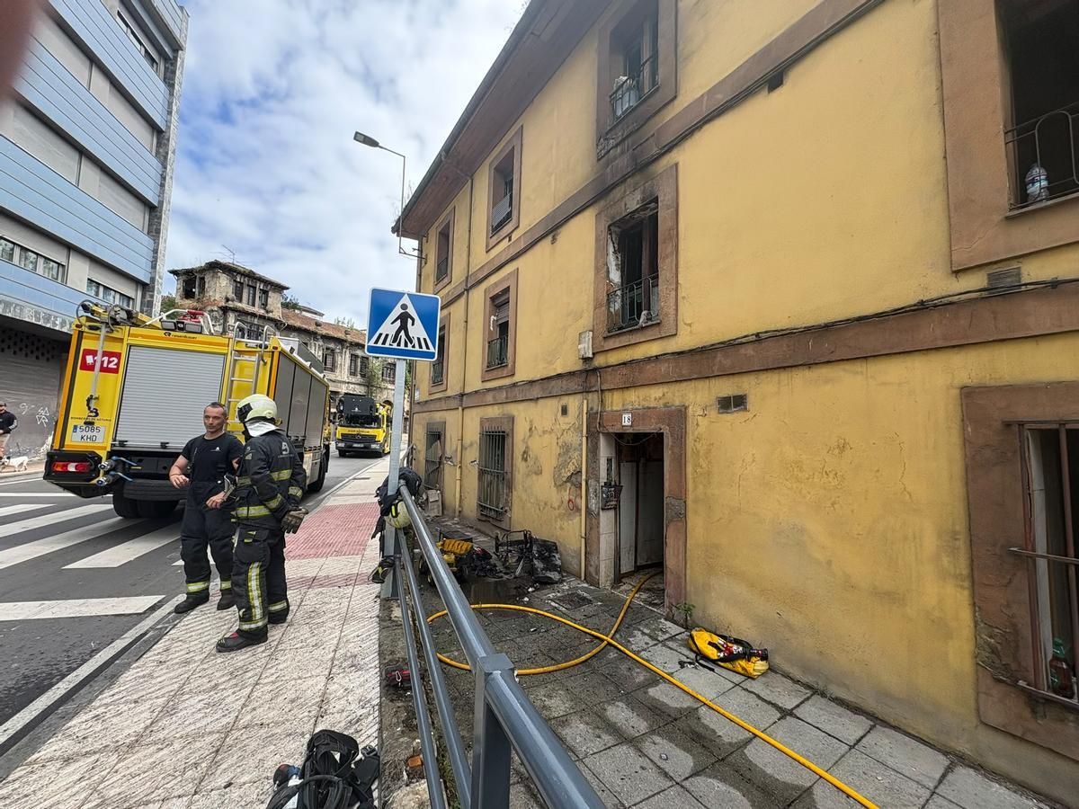 Incendio en la calle Bonifacio González Carreño, en La Felguera