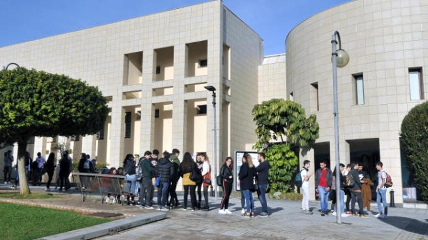 Alumnos de la Universidad de La Laguna en el exterior del edificio central del campus de Guajara.