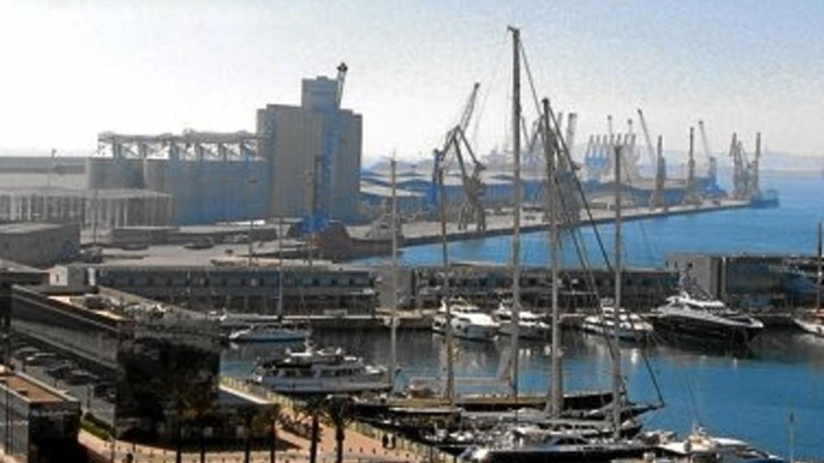 Vista del puerto de Tarragona, con la Marina Port Tarraco en primer término.