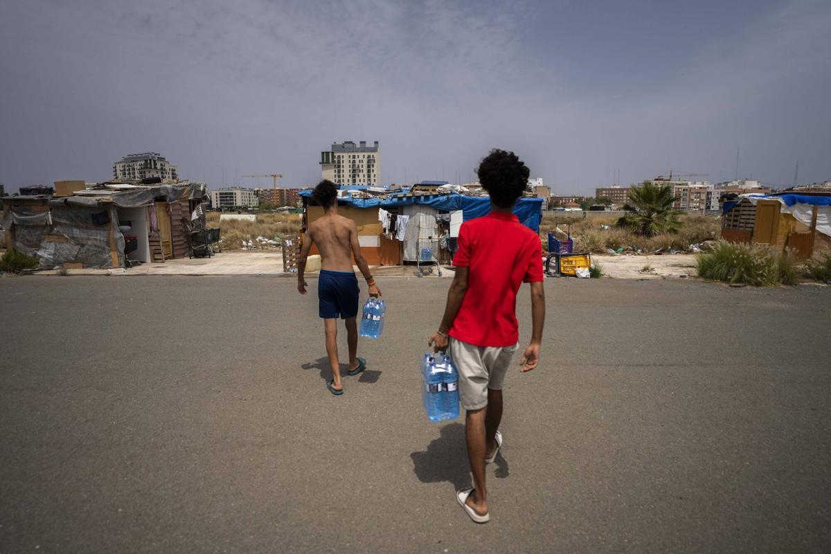 Valencia. VLC. El calor en los margenes. Voluntarios de Valencia es Refugi reparten agua en el asentamiento chabolista del circuito de Formula 1