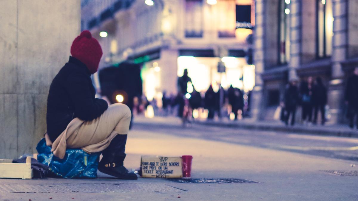 Una dona sense llar als carrers d'una gran ciutat