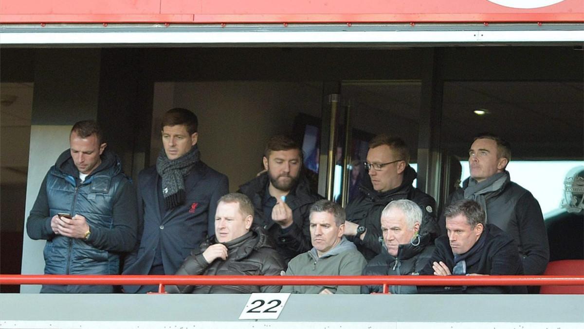 Carragher, junto a otros exjugadores del Liverpool, en una imagen de archivo