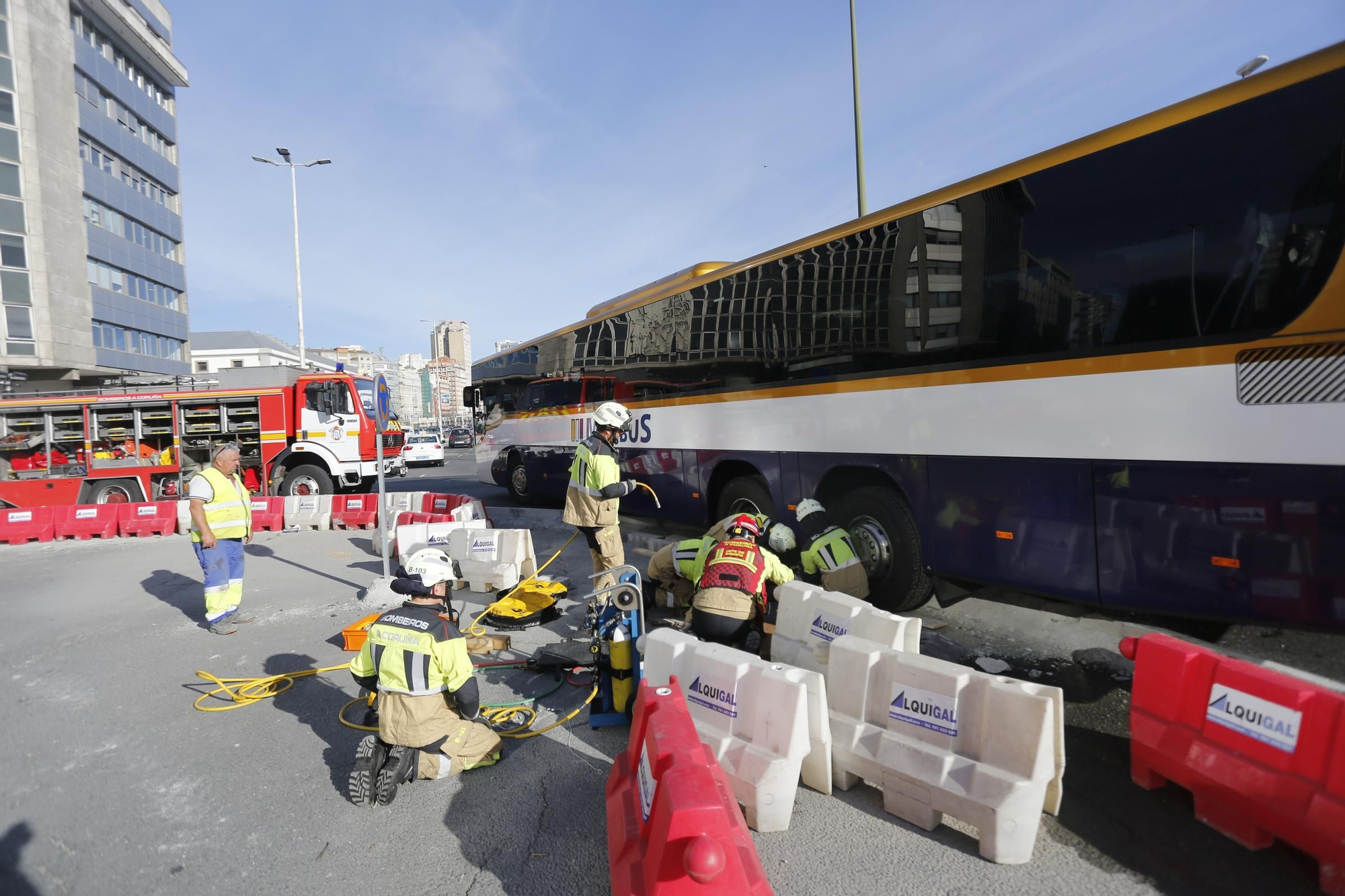 Un autobús, atascado en la nueva glorieta junto a la Casa del Mar