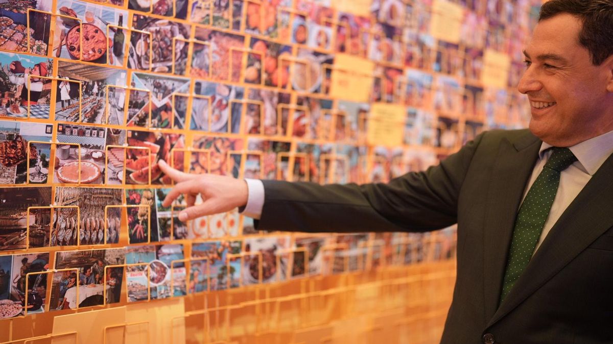 Juan Manuel Moreno, durante la visita a la exposición de Osaka en el Día de Andalucía.