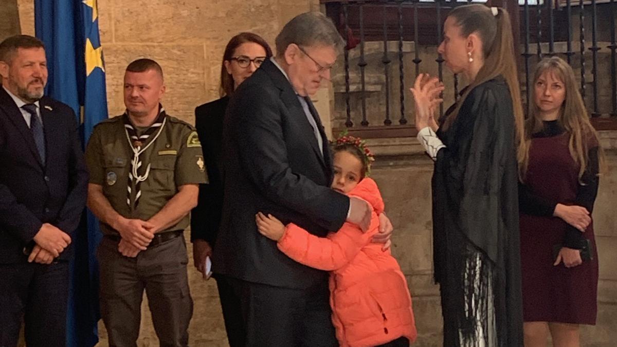 Marisa, de 7 años, abraza a Puig y le agradece su regalo.