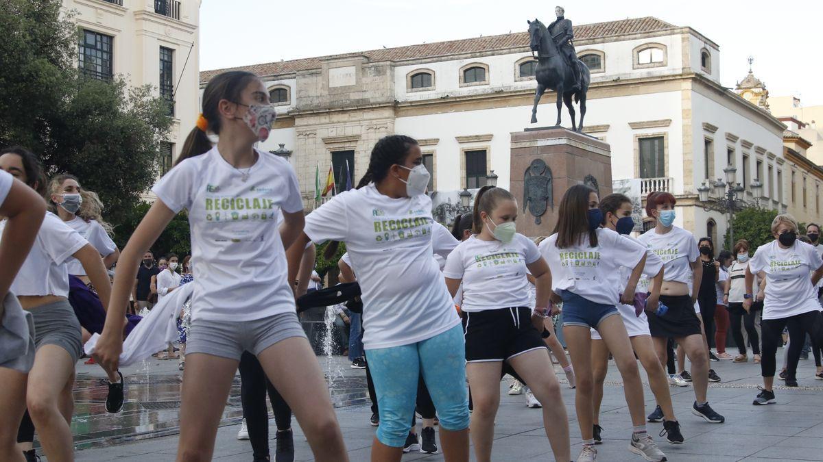 Varios jóvenes participan en un ‘flash moob’ para promocionar el reciclaje.
