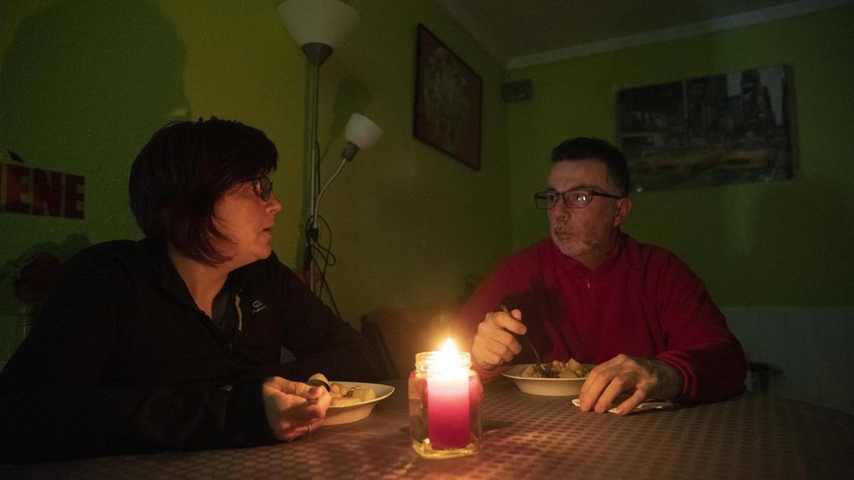 Anna Hernández y su pareja deben usar velas y linternas para comer debido a los cortes de luz.