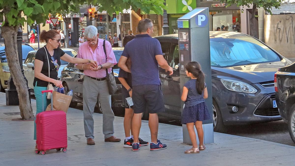 Usuarios pagan la zona azul en el centro de Orihuela