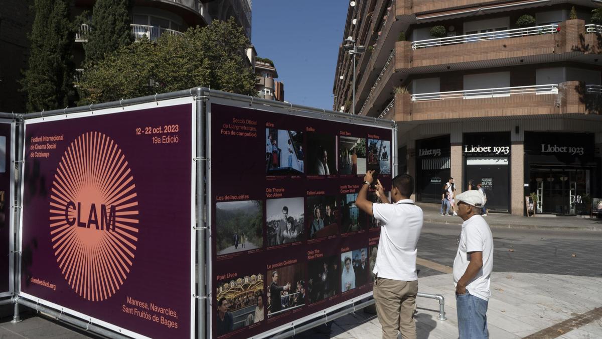 Cartellera i expositor a Crist Rei del darrer festival