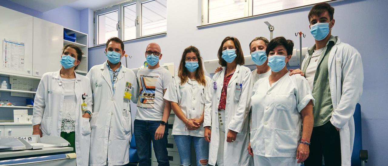 El equipo de Cáceres: El oncólogo Santiago González (segundo por la izquierda) junto al resto de profesionales que tratan el cáncer en el Hospital Universitario San Pedro de Alcántara de Cáceres.