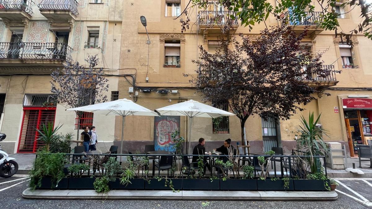 Una plataforma ya instalada en calzada, en otro establecimiento en Magalhaes, 55.