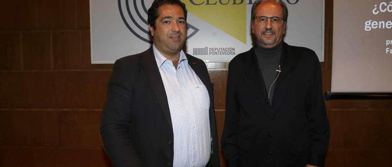 José Luis Orihuela (derecha) y Diego Maraña, presidente de Alumni Universidad de Navarra. // R. Grobas