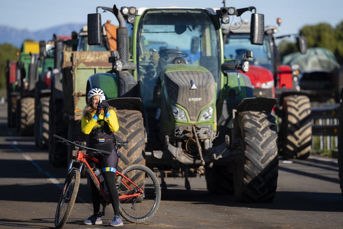 Les millors imatges del tall de l'AP-7 a l'Empordà per la protesta dels pagesos