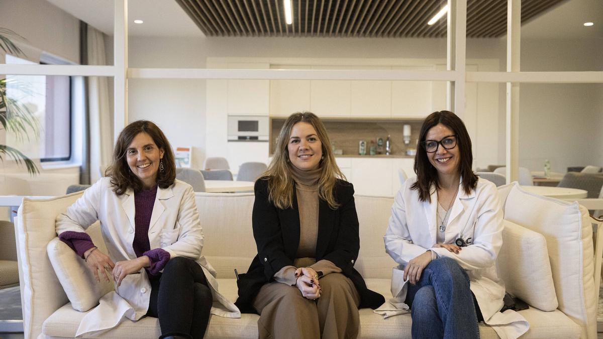 De izquierda a derecha, Natàlia de Iriarte, directora médica; Luz Ortega, gerente e Ingrid Ramo, psicóloga y coordinadora del equipo de atención psicosocial de la clínica Cuides.