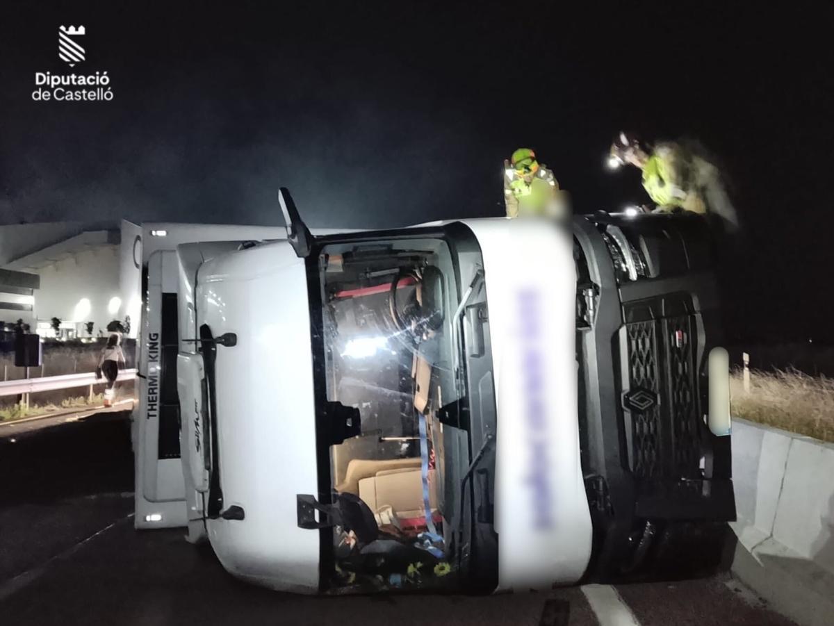 Vuelca un tráiler frigorífico en la AP-7 en Castellón