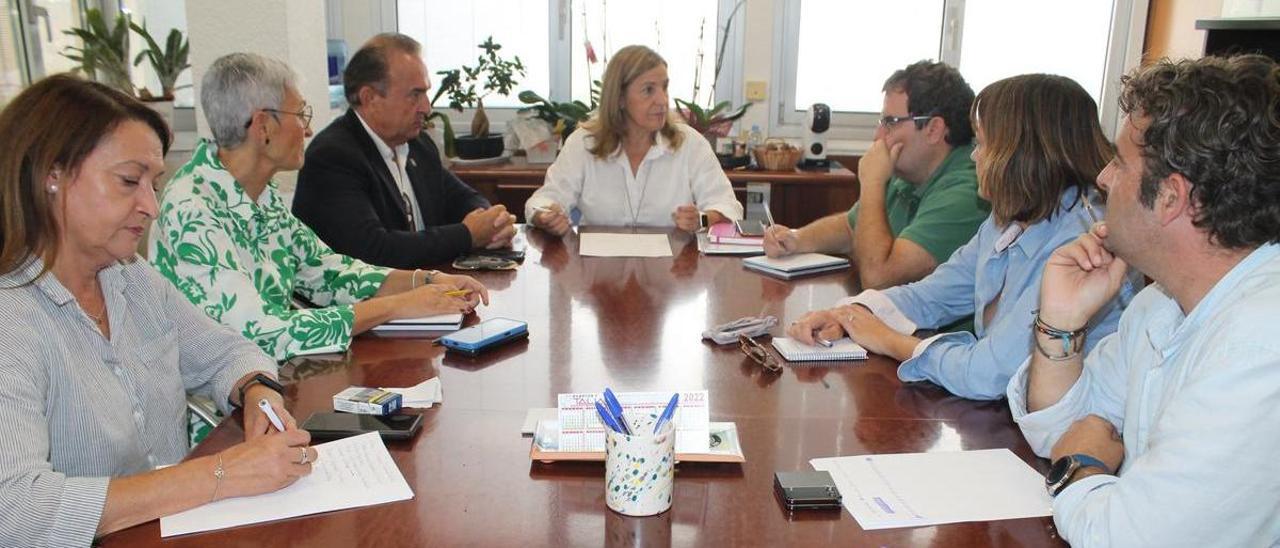 Imagen con una reunión del equipo de gobierno, que se encuentra en minoría con seis ediles del PP, y el secretario.