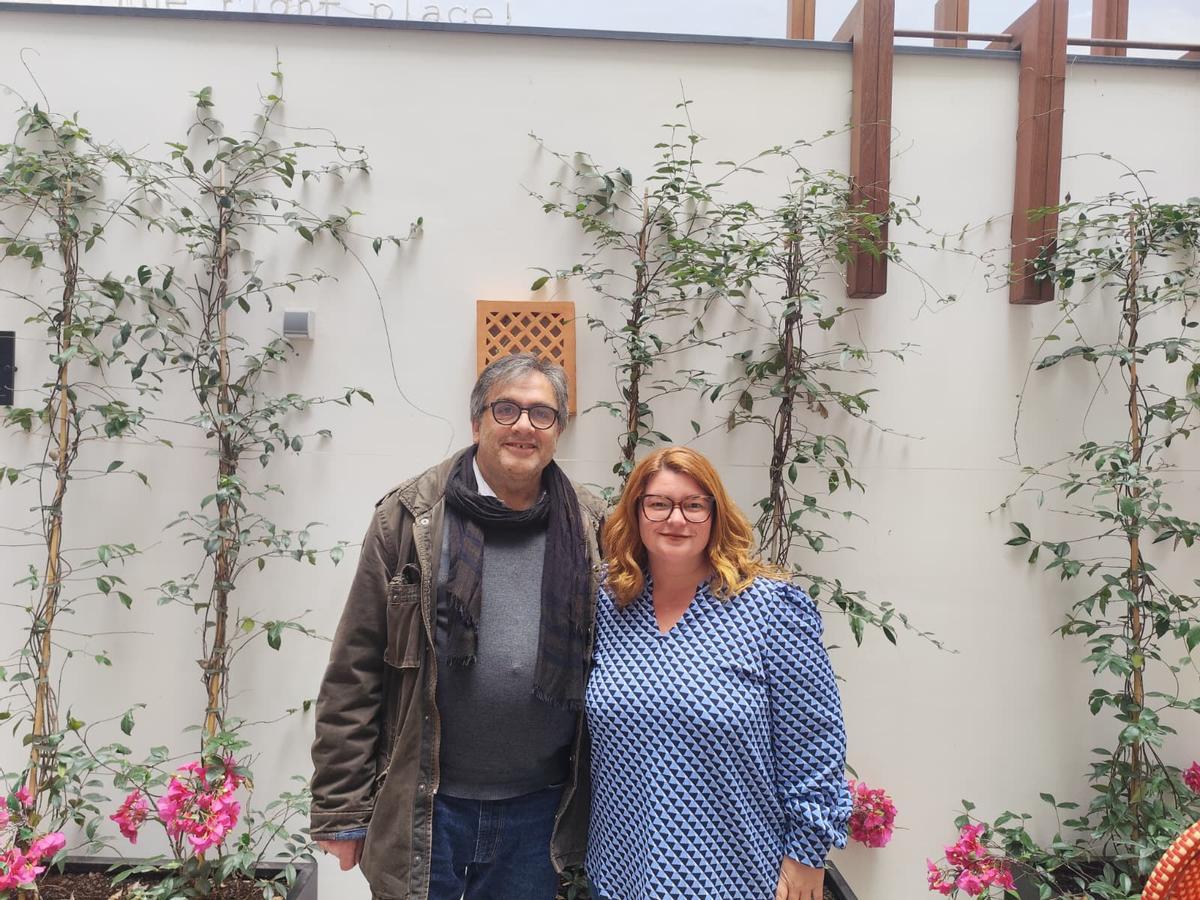 El dramaturg i director Maurici Farré i l’actriu Cristina Cantal, fotografiats al pati interior del Divino.