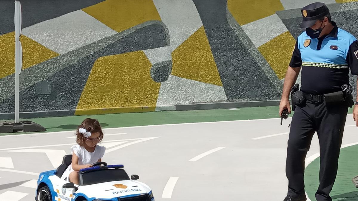 Una niña recorrer el Parque Infantil de Tráfico de Santa Cruz con su coche de policía.