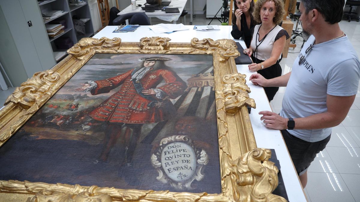 El cuadro de Felipe V restaurado, en las instalaciones del Institut Valencià de Restauracio´.