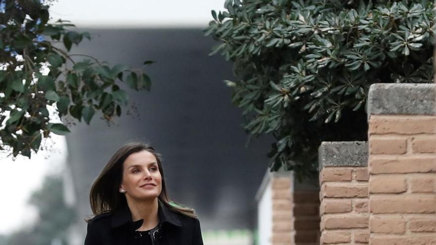 Letizia lo apuesta todo al estilo negro de Hugo Boss