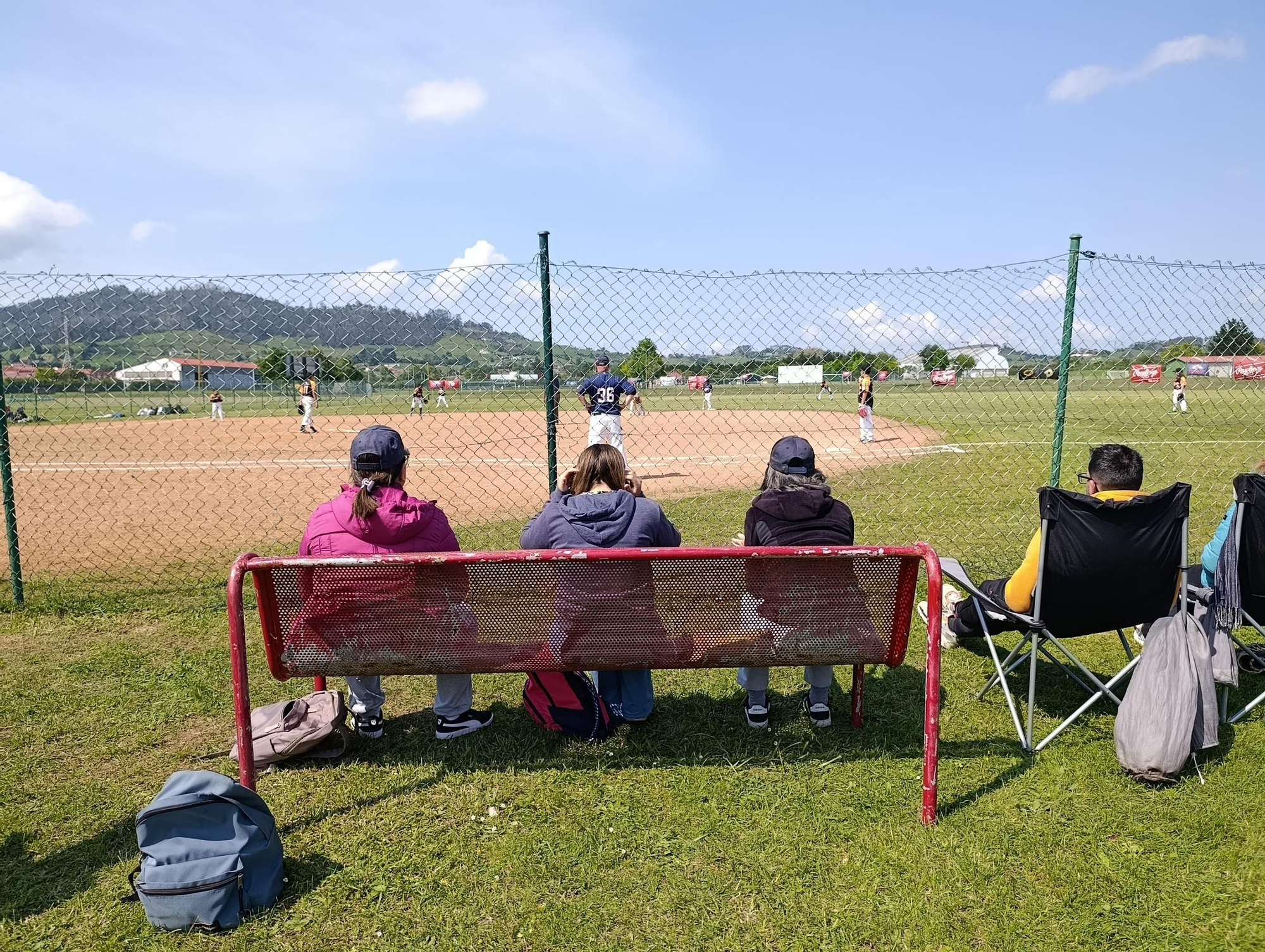 El campeonato Europeo de la Pony League de Béisbol batea en Llanera