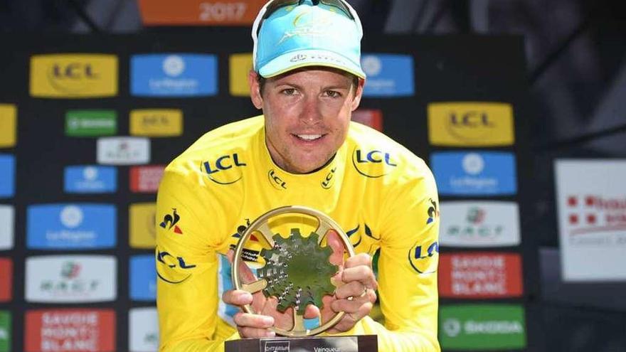 Fuglsang sostiene el trofeo de ganador del Dauphiné. // C.D.