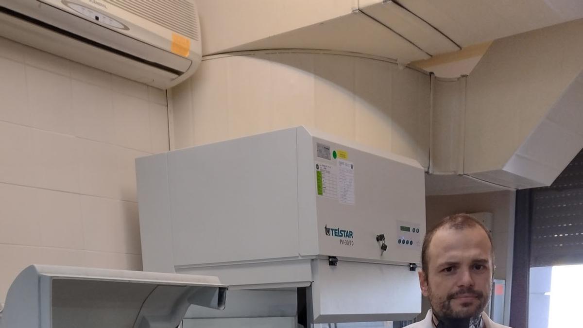 El investigador Mirco Ramacciotti, con el equipo de ICP-MS, en los laboratorios ArchaeChemis del Departamento de Química Analítica de la UV.