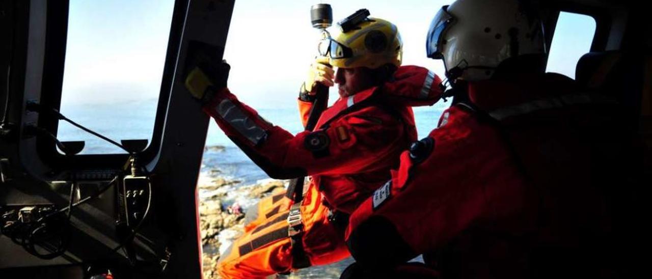 Efectivos de Gardacostas de Galicia dedicados a salvamento y lucha contra el furtivismo, en un operativo a bordo del helicóptero Pesca I. // Iñaki Abella