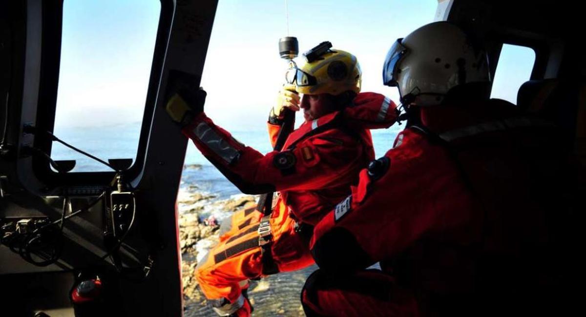 Efectivos de Gardacostas de Galicia dedicados a salvamento y lucha contra el furtivismo, en un operativo a bordo del helicóptero Pesca I. // Iñaki Abella