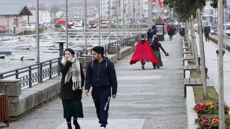 Personas paseando en Baiona, donde este fin de semana se celebra la Festa da Arribada. // José Lores