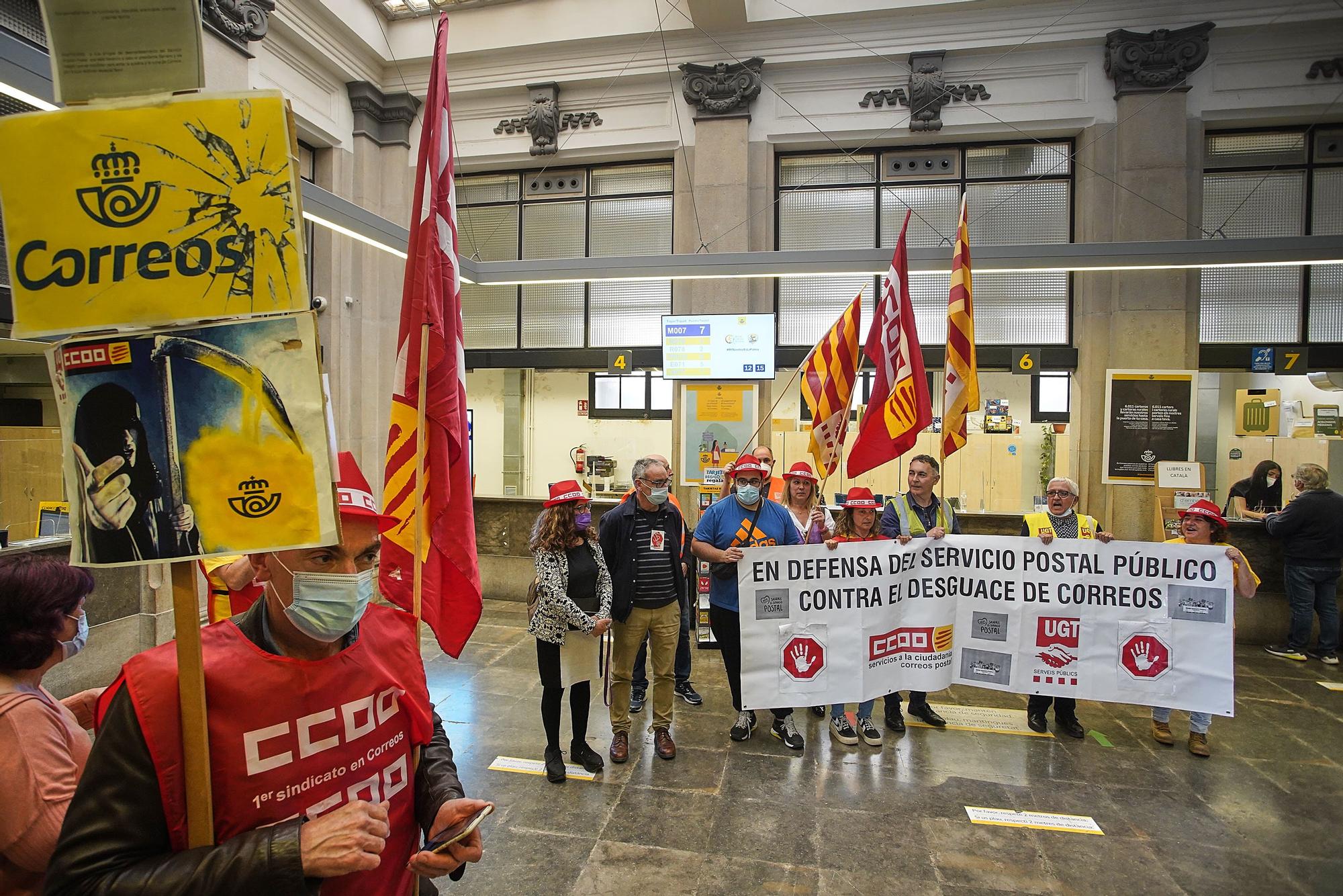 Treballadors de Correus de Girona es «tanquen» per denunciar el «desmantellament» del servei