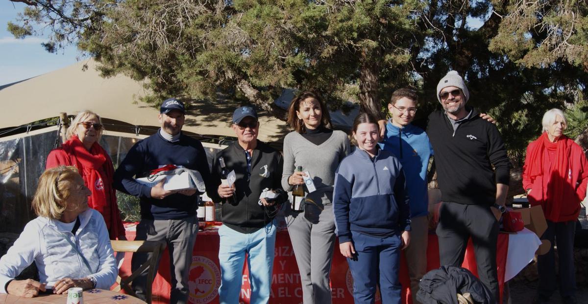 Foto de grupo de algunos de los participantes y organizadores del torneo de golf. | IFCC