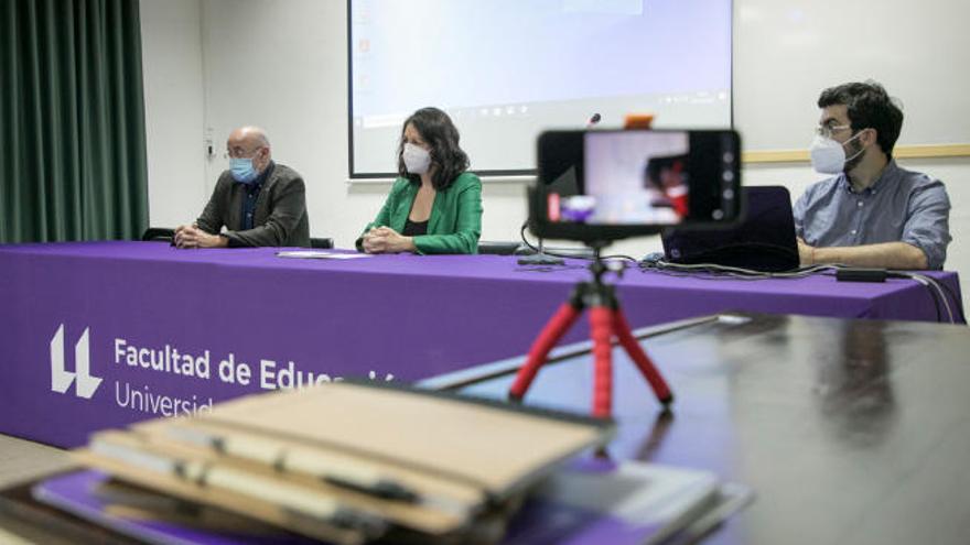 De izquierda a derecha, los vicerrectores Juan Albino Méndez y Lidia Cabrera, y el coordinador del curso, Javier Mendoza.