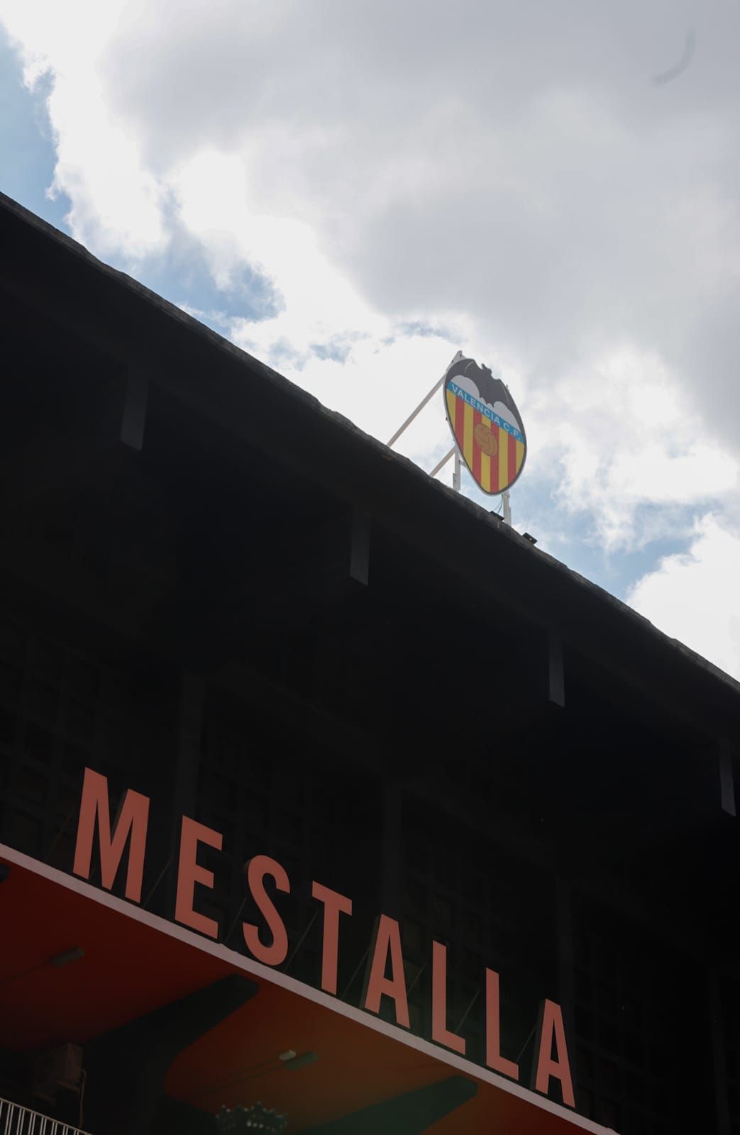 Colocan un escudo provisional del Valencia para el centenario de Mestalla