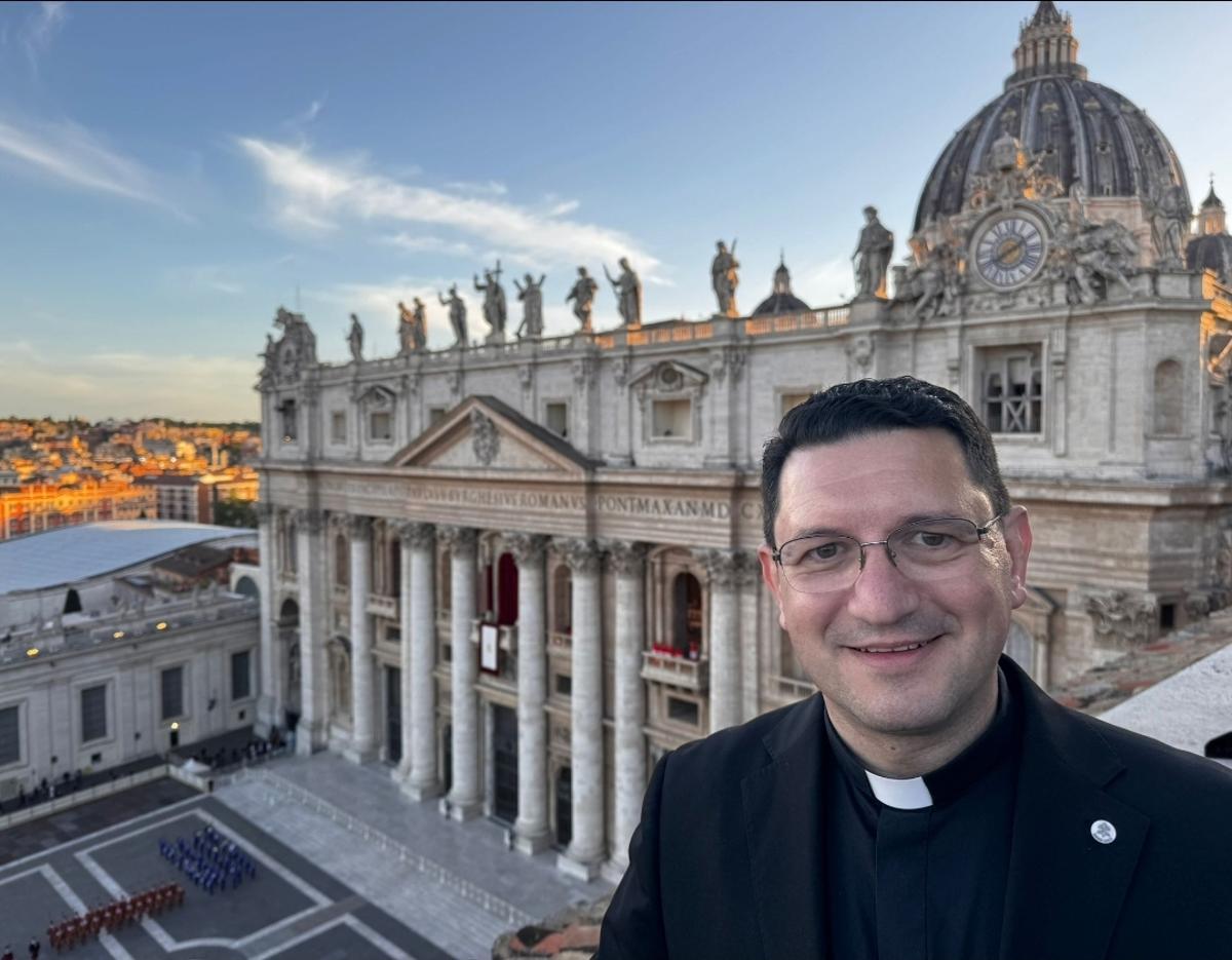 Monseñor Díaz Tenza durante la presentación del papa León XIV en el Vaticano