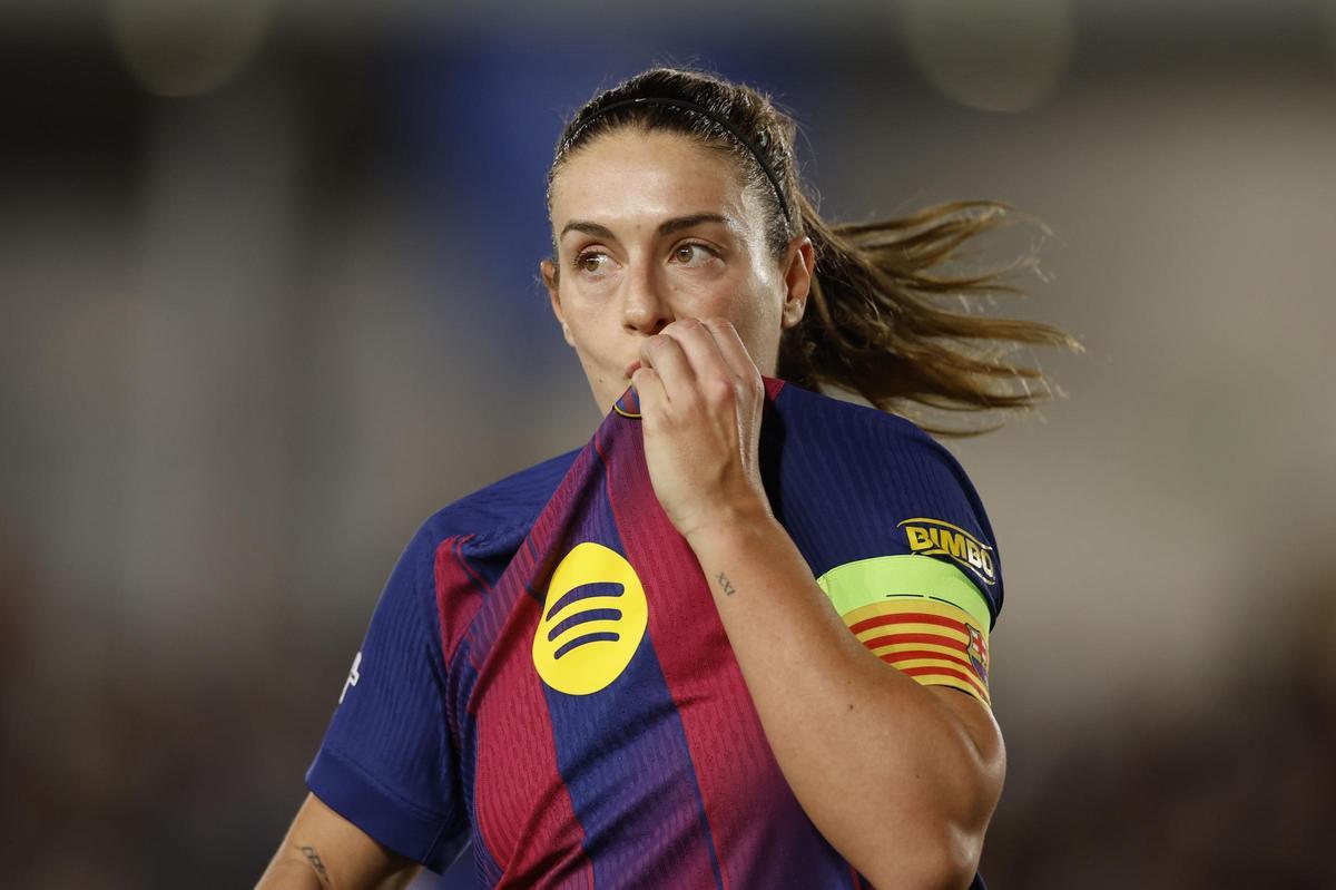 Alexia Putellas besa el escudo del Barça durante un partido de esta temporada.