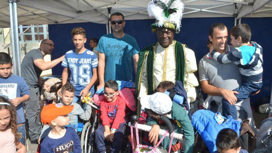 Niños del Materno Infantil junto al rey Baltasar, ayer.