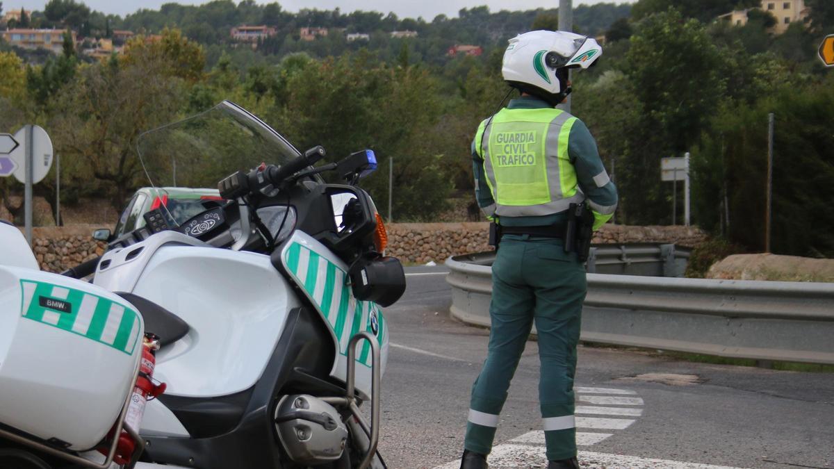 Un motorista de la Guardia Civil de Tráfico en Mallorca.